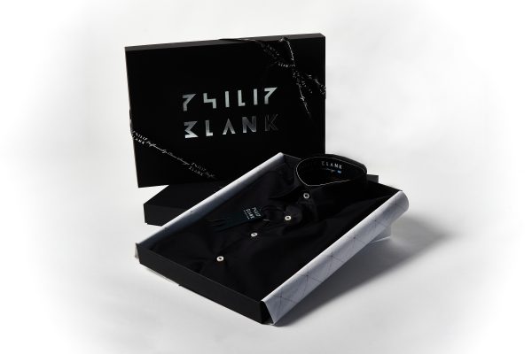 Svart skjorta retucherad